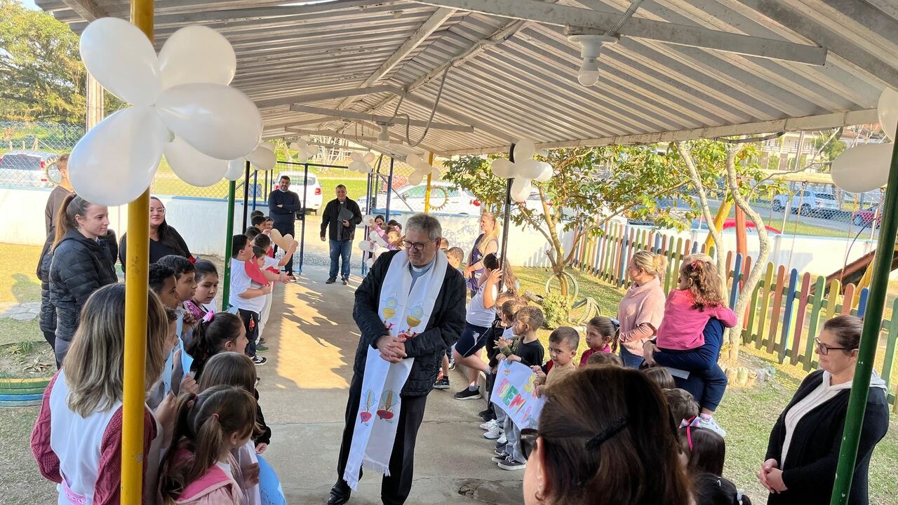 Paróquia de Oficinas: bispo diocesano visita escolas e áreas da saúde e segurança 