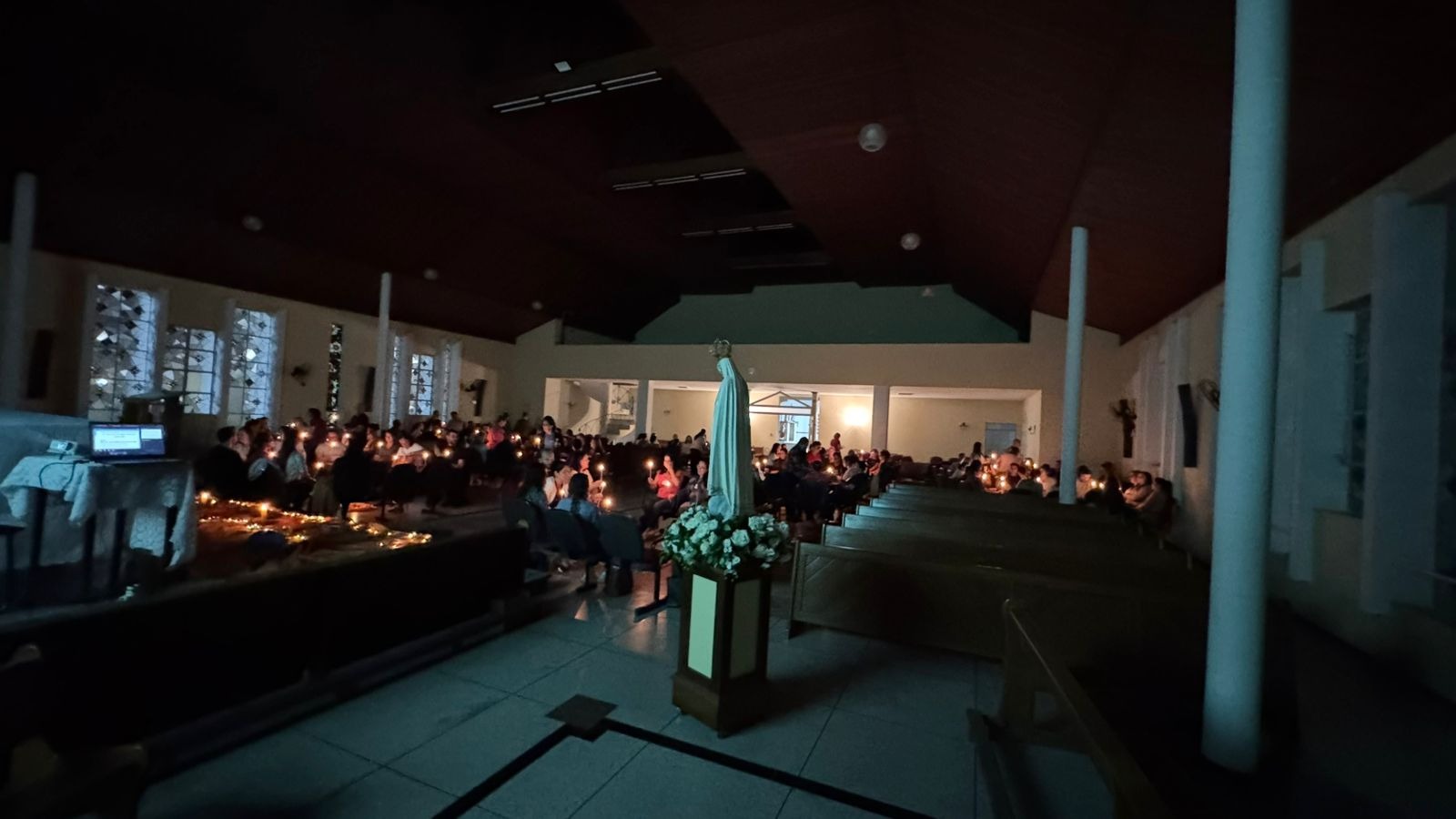 Noite de Espiritualidade das Escolas Diocesanas reúne diversos participantes em Tubarão