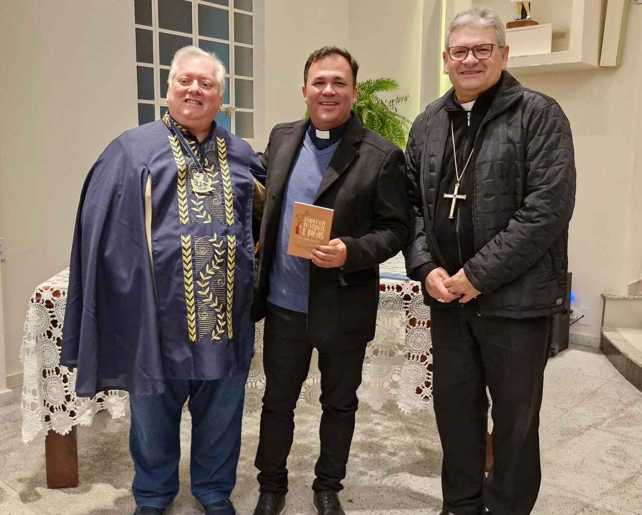 Bispo diocesano participa de lançamento de livro na Paróquia de São Martinho, em Tubarão