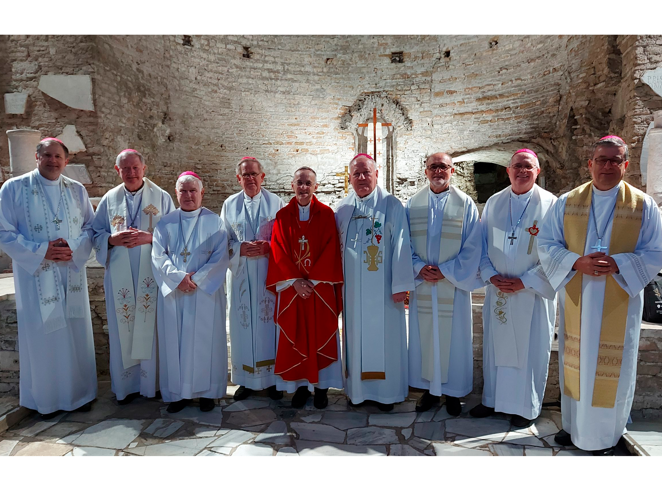 Bispos celebram a Eucaristia na catacumba de Santa Domitila
