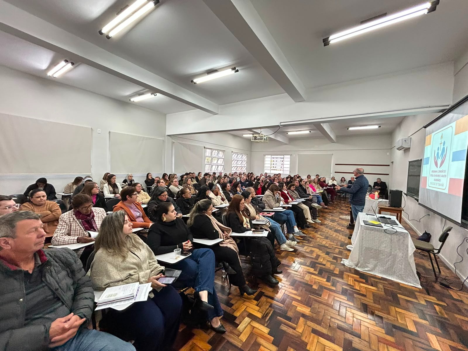 Diocese de Tubarão reúne dezenas de lideranças em importante formação sobre tutela de menores