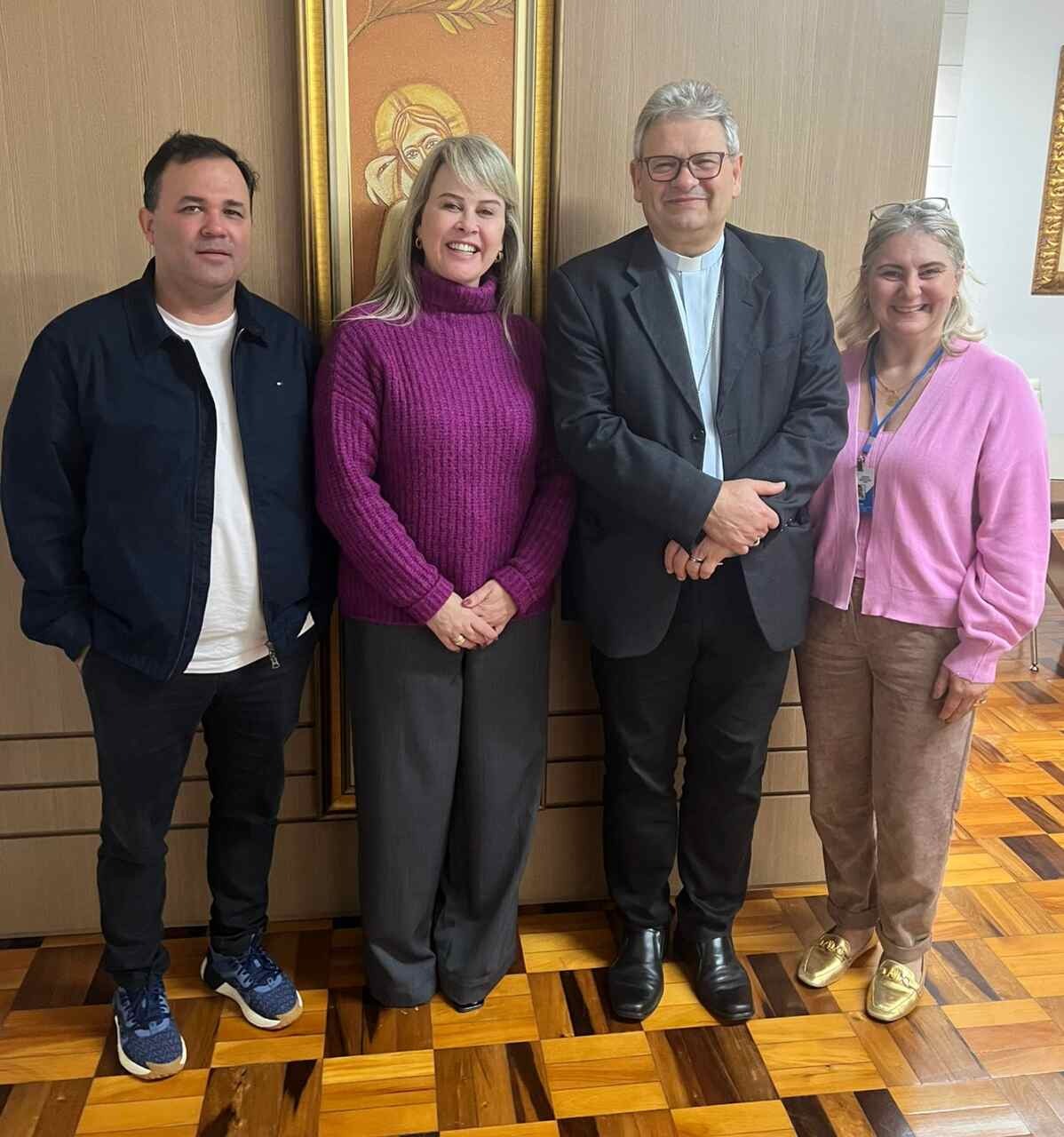 Bispo diocesano conhece trabalhos da Secretaria de Assistência Social de Tubarão