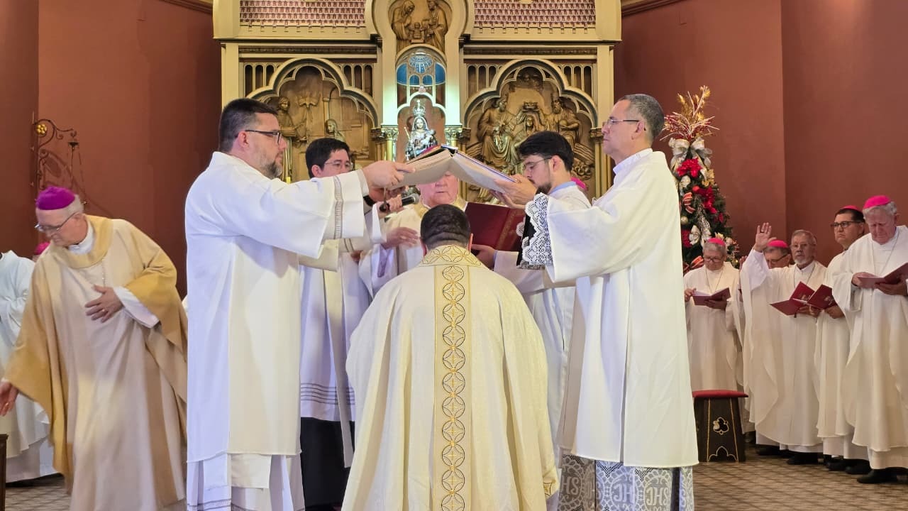 Dom Gilson Meurer é ordenado bispo e toma posse canônica da Diocese de Lages