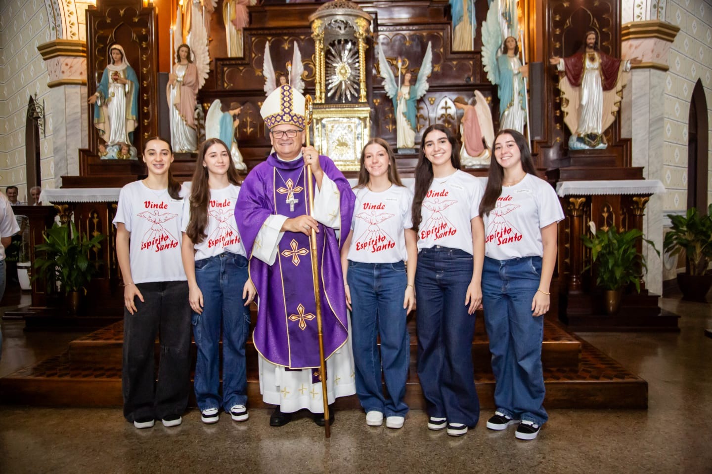 Dom Adilson crisma 452 jovens em Braço do Norte; participação de irmãs quíntuplas ganha destaque