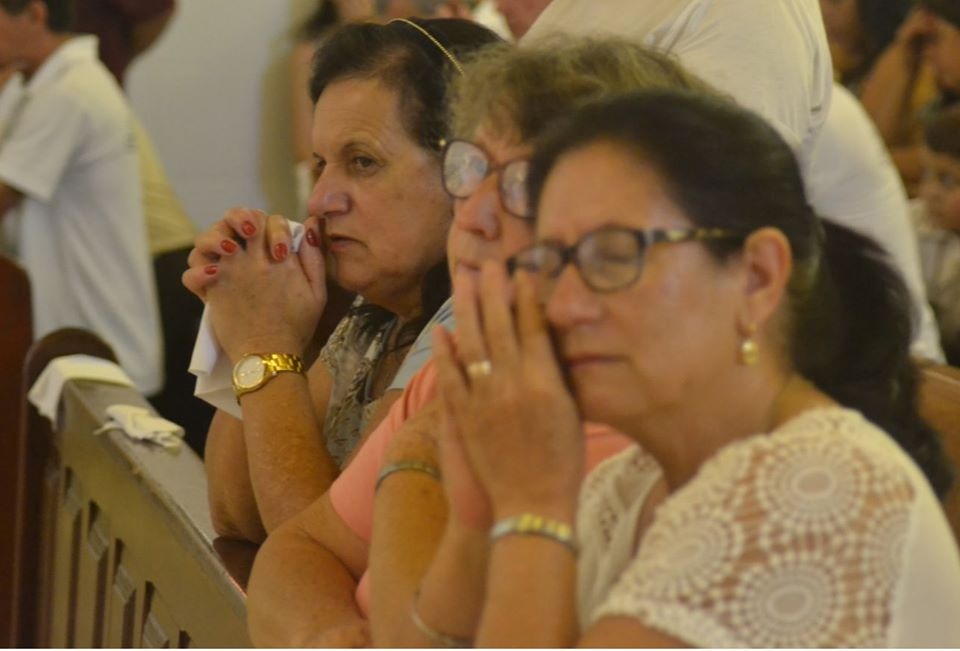 Paroquianos não contiveram suas lágrimas na missa de despedida do Padre Avelino!